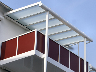 Balkon-Glasdach mit integrierter Regenrinne