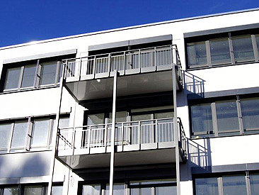 G&S die balkonbauer bauen Balkone aus Aluminium für ein Firmengebäude in Nürnberg - 03