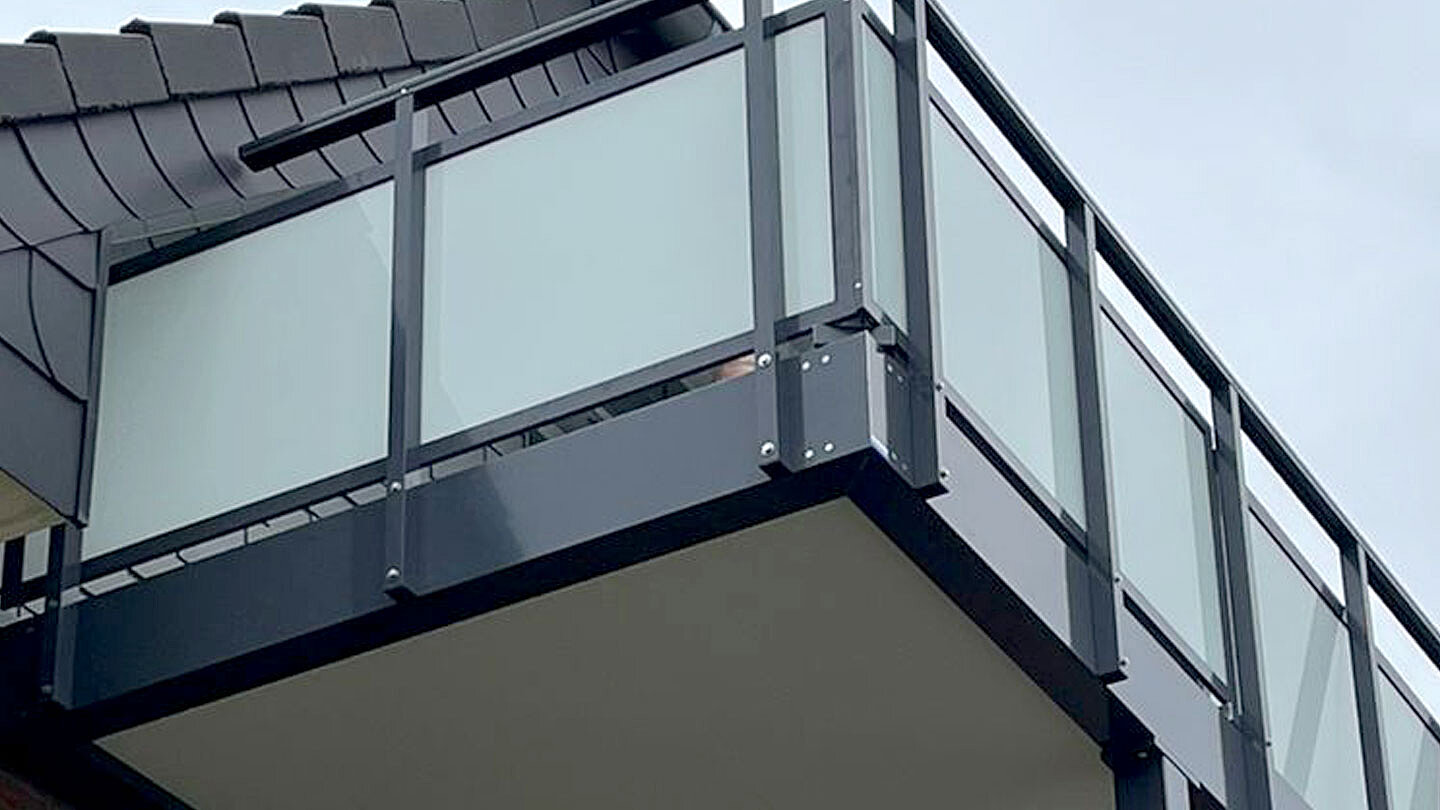 Balkonbauer in Beckum mit neuen Vorstellbalkonen aus Aluminium - 01