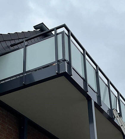 Balkonbauer in Beckum mit neuen Vorstellbalkonen aus Aluminium - 02