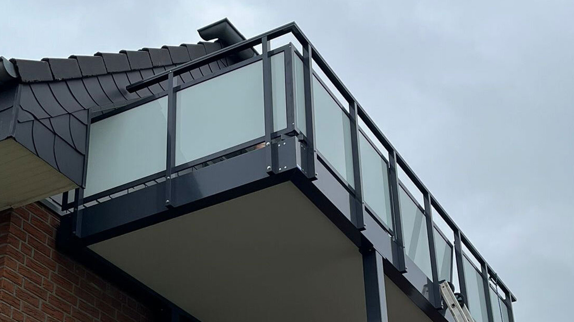 Balkonbauer in Beckum mit neuen Vorstellbalkonen aus Aluminium - 02