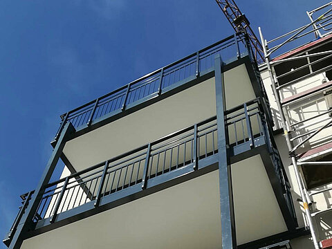 Balkonbauer mit neuen Anbaubalkonen aus Aluminium in Frankfurt - 01