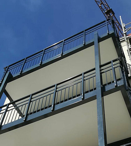 Balkonbauer mit neuen Anbaubalkonen aus Aluminium in Frankfurt - 01