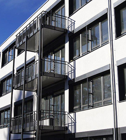 G&S die balkonbauer bauen Balkone aus Aluminium für ein Firmengebäude in Nürnberg - 02
