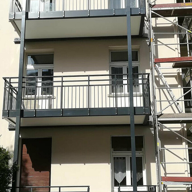 Balkonbauer mit neuen Anbaubalkonen aus Aluminium in Frankfurt - 03